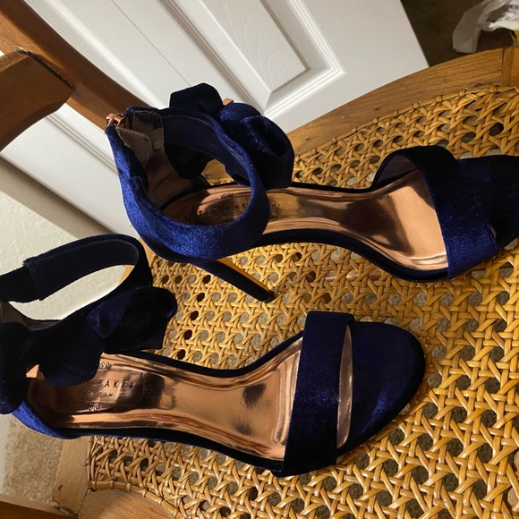 Blue velvet dress shoes by Ted Baker with plush side bow. Stunning shoe - Picture 2 of 4